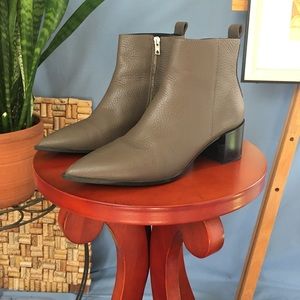 Everlane Boss Boot. Taupe leather, side zip. Sz 9